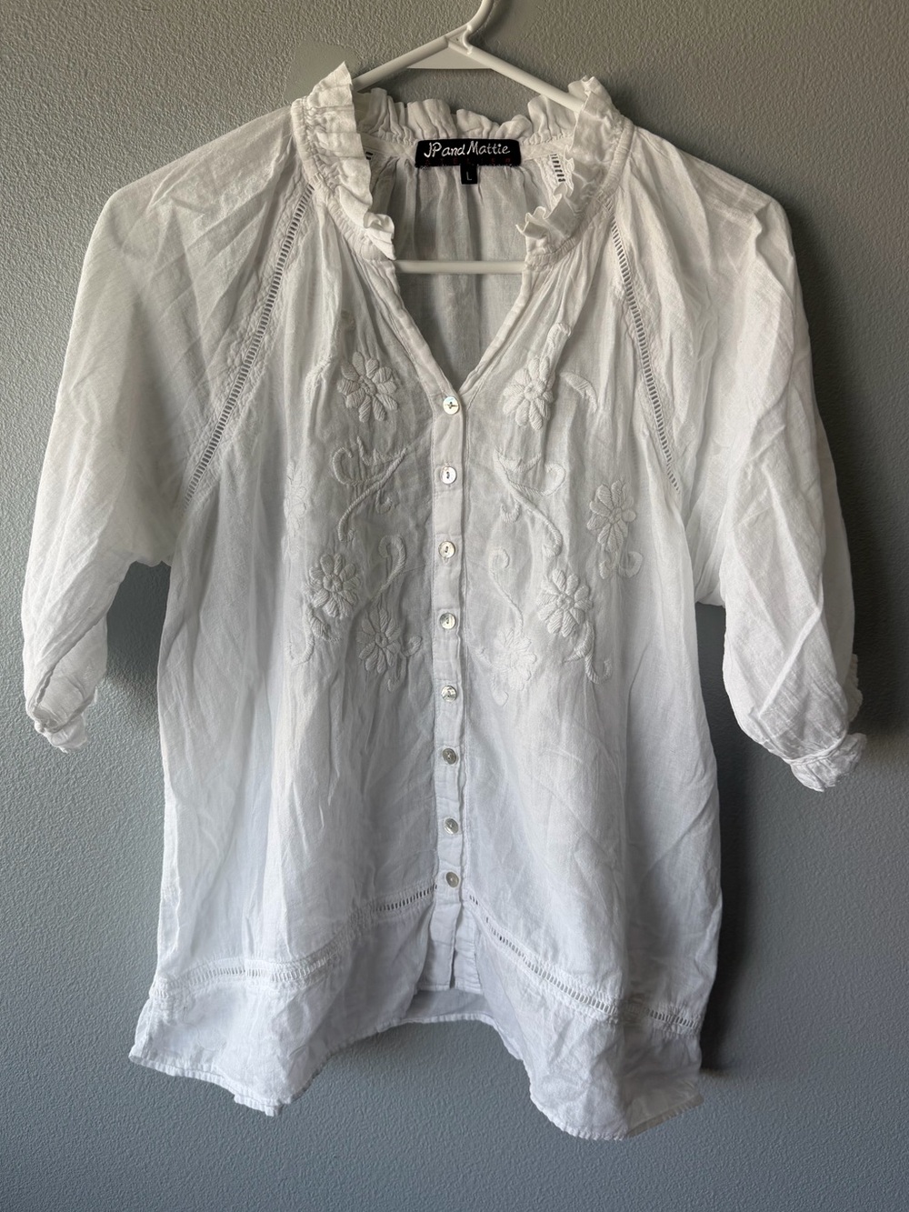 JP & Mattie Atelier white cotton embroidered short sleeve button down blouse L